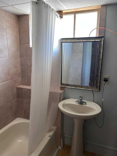 2128 17 Avenue Sw, Calgary, AB - Indoor Photo Showing Bathroom