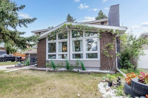 5 Selkirk Boulevard, Red Deer, AB 