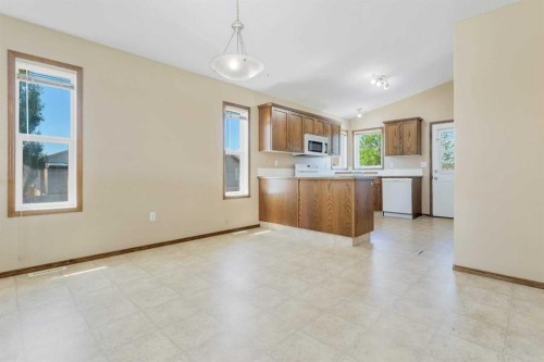 80 Hinshaw Drive, Sylvan Lake, AB - Indoor Photo Showing Kitchen