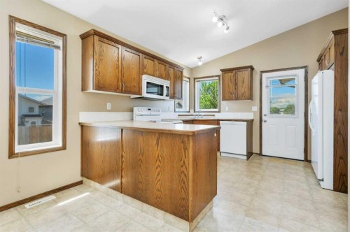 80 Hinshaw Drive, Sylvan Lake, AB - Indoor Photo Showing Kitchen