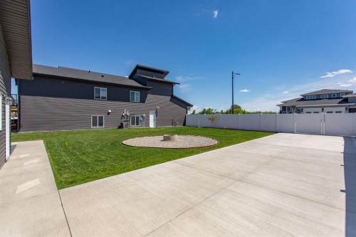 70 Parlby Crescent, Lacombe, AB 