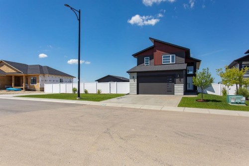 70 Parlby Crescent, Lacombe, AB 