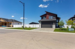 70 PARLBY Crescent  Lacombe, AB T4L 0J9