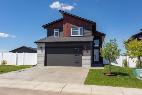 70 Parlby Crescent, Lacombe, AB 