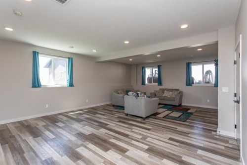 70 Parlby Crescent, Lacombe, AB 