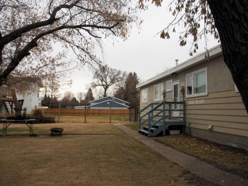 5218 & 5216 56 Ave, Ponoka, AB 