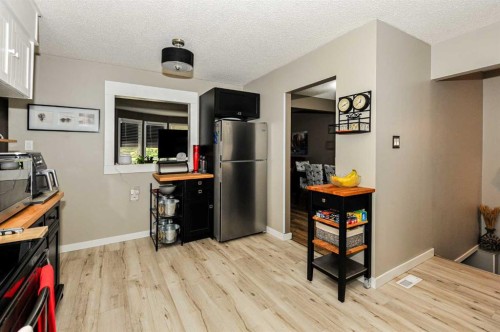 5102 54 Avenue, Camrose, AB - Indoor Photo Showing Kitchen
