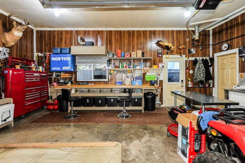 5102 54 Avenue, Camrose, AB - Indoor Photo Showing Garage