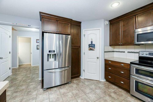 9 Henner'S Outlook, Lacombe, AB - Indoor Photo Showing Kitchen