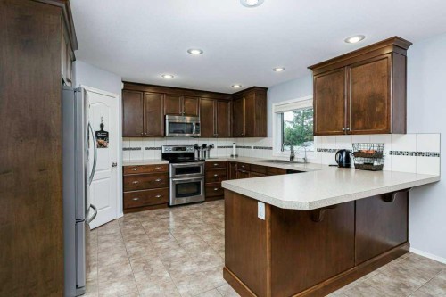 9 Henner'S Outlook, Lacombe, AB - Indoor Photo Showing Kitchen