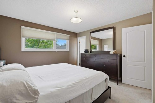 5721 55 Avenue, Lacombe, AB - Indoor Photo Showing Bedroom