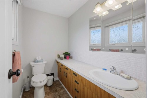 5721 55 Avenue, Lacombe, AB - Indoor Photo Showing Bathroom