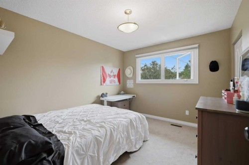 5721 55 Avenue, Lacombe, AB - Indoor Photo Showing Bedroom