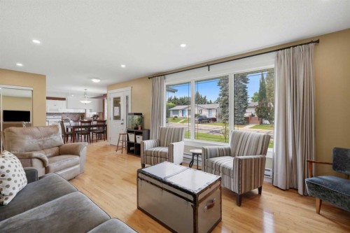 5721 55 Avenue, Lacombe, AB - Indoor Photo Showing Living Room