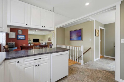 5721 55 Avenue, Lacombe, AB - Indoor Photo Showing Kitchen