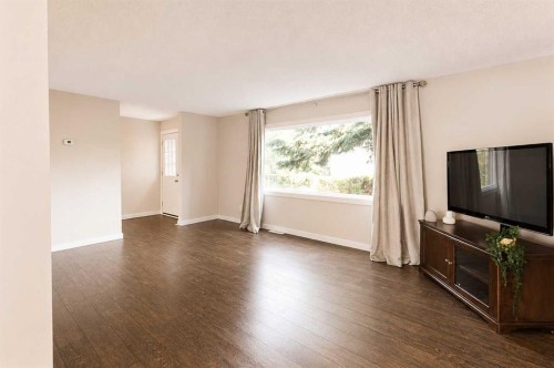 302 Terrace Park, Red Deer, AB - Indoor Photo Showing Living Room