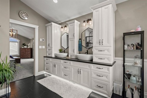 833 10 Avenue Ne, Three Hills, AB - Indoor Photo Showing Bathroom
