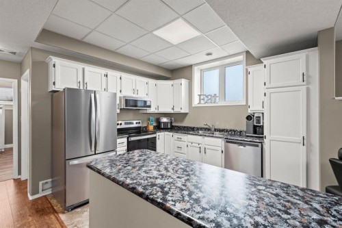 833 10 Avenue Ne, Three Hills, AB - Indoor Photo Showing Kitchen With Upgraded Kitchen