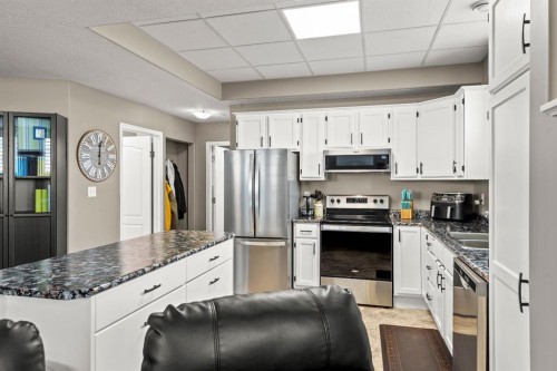 833 10 Avenue Ne, Three Hills, AB - Indoor Photo Showing Kitchen With Double Sink With Upgraded Kitchen