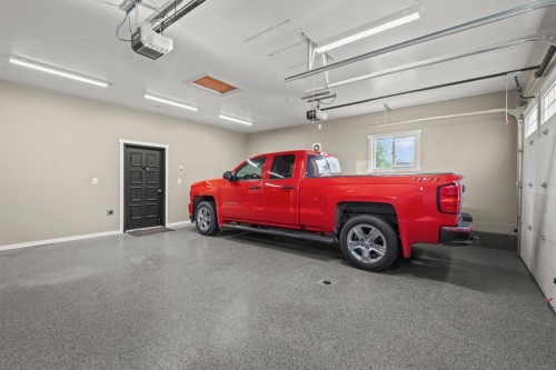 833 10 Avenue Ne, Three Hills, AB - Indoor Photo Showing Garage