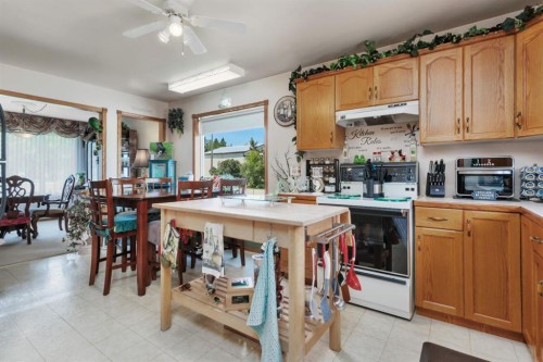 306 Centro Avenue, Alhambra, AB - Indoor Photo Showing Kitchen