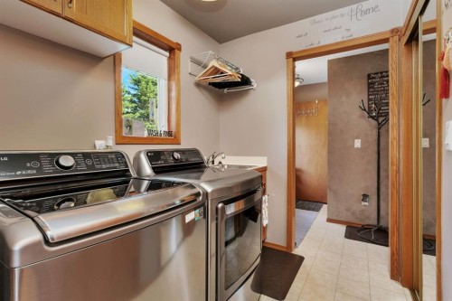 306 Centro Avenue, Alhambra, AB - Indoor Photo Showing Laundry Room