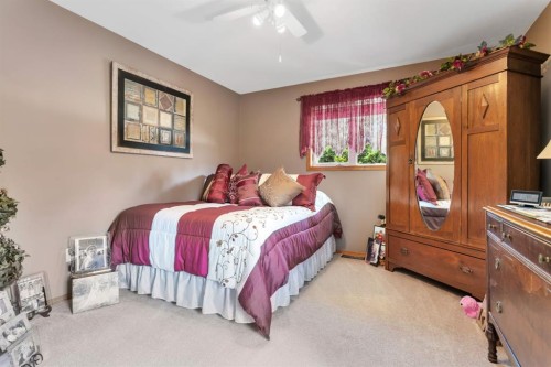 306 Centro Avenue, Alhambra, AB - Indoor Photo Showing Bedroom