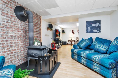 306 Centro Avenue, Alhambra, AB - Indoor Photo Showing Living Room
