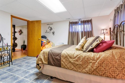 306 Centro Avenue, Alhambra, AB - Indoor Photo Showing Bedroom