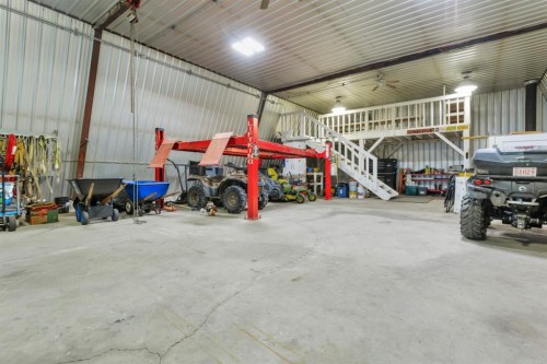 306 Centro Avenue, Alhambra, AB - Indoor Photo Showing Garage