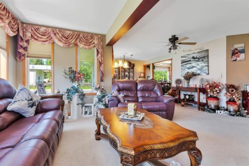 306 Centro Avenue, Alhambra, AB - Indoor Photo Showing Living Room