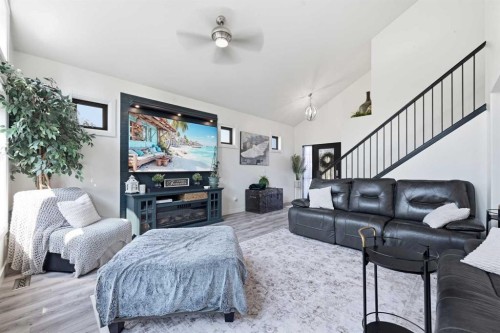 13 Assinger Avenue, Red Deer, AB - Indoor Photo Showing Living Room