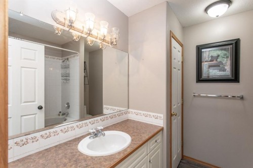 21 Royal Crescent, Lacombe, AB 