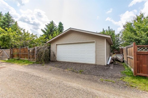 21 Royal Crescent, Lacombe, AB 