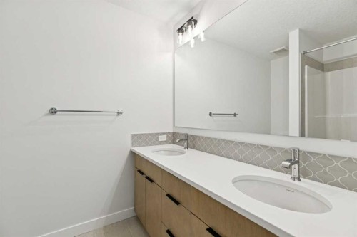 64 Creekstone Manor Sw, Calgary, AB - Indoor Photo Showing Bathroom
