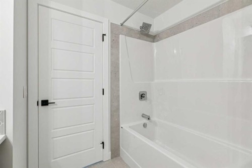 64 Creekstone Manor Sw, Calgary, AB - Indoor Photo Showing Bathroom