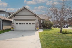 44 Bowman Circle  Sylvan Lake, AB T4S 0H9