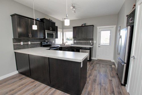 30 Henderson Crescent, Penhold, AB 