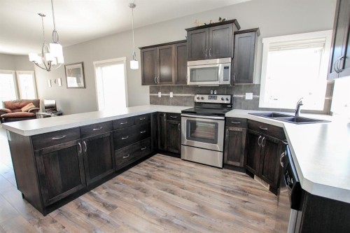 30 Henderson Crescent, Penhold, AB 