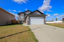 30 Henderson Crescent Penhold, AB T0M 1R0