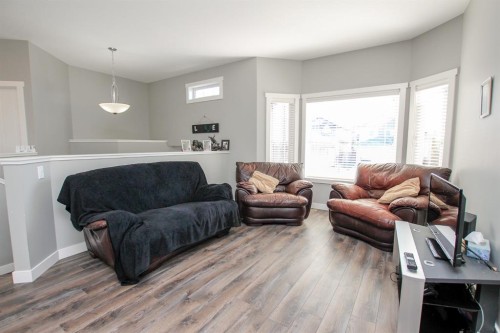 30 Henderson Crescent, Penhold, AB 