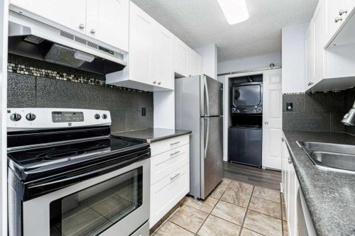 27-11 Stanton Street, Red Deer, AB - Indoor Photo Showing Kitchen With Double Sink