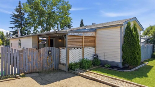 27 Hearthstone Drive, Lacombe, AB 