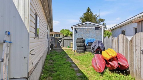 27 Hearthstone Drive, Lacombe, AB 