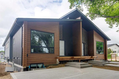 1-5537 51 Avenue  Lacombe, AB T4L 1K9