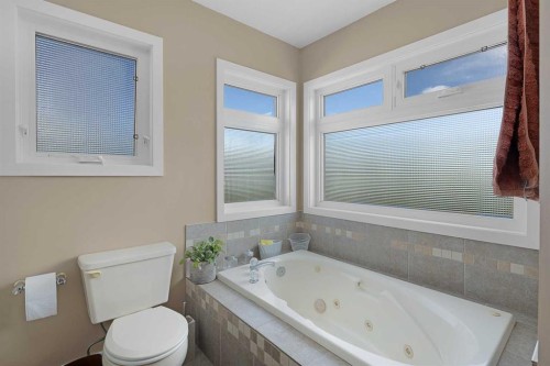 44 Lakes Close, Lacombe, AB - Indoor Photo Showing Bathroom