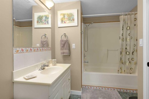 44 Lakes Close, Lacombe, AB - Indoor Photo Showing Bathroom