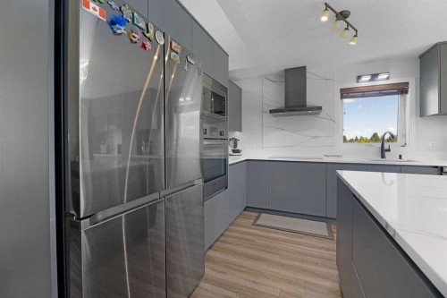44 Lakes Close, Lacombe, AB - Indoor Photo Showing Kitchen