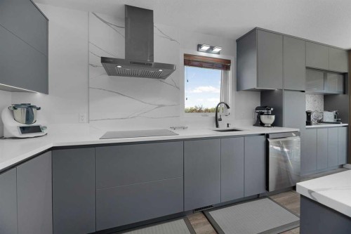 44 Lakes Close, Lacombe, AB - Indoor Photo Showing Kitchen