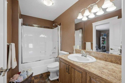 28 Oakdale Place, Red Deer, AB - Indoor Photo Showing Bathroom